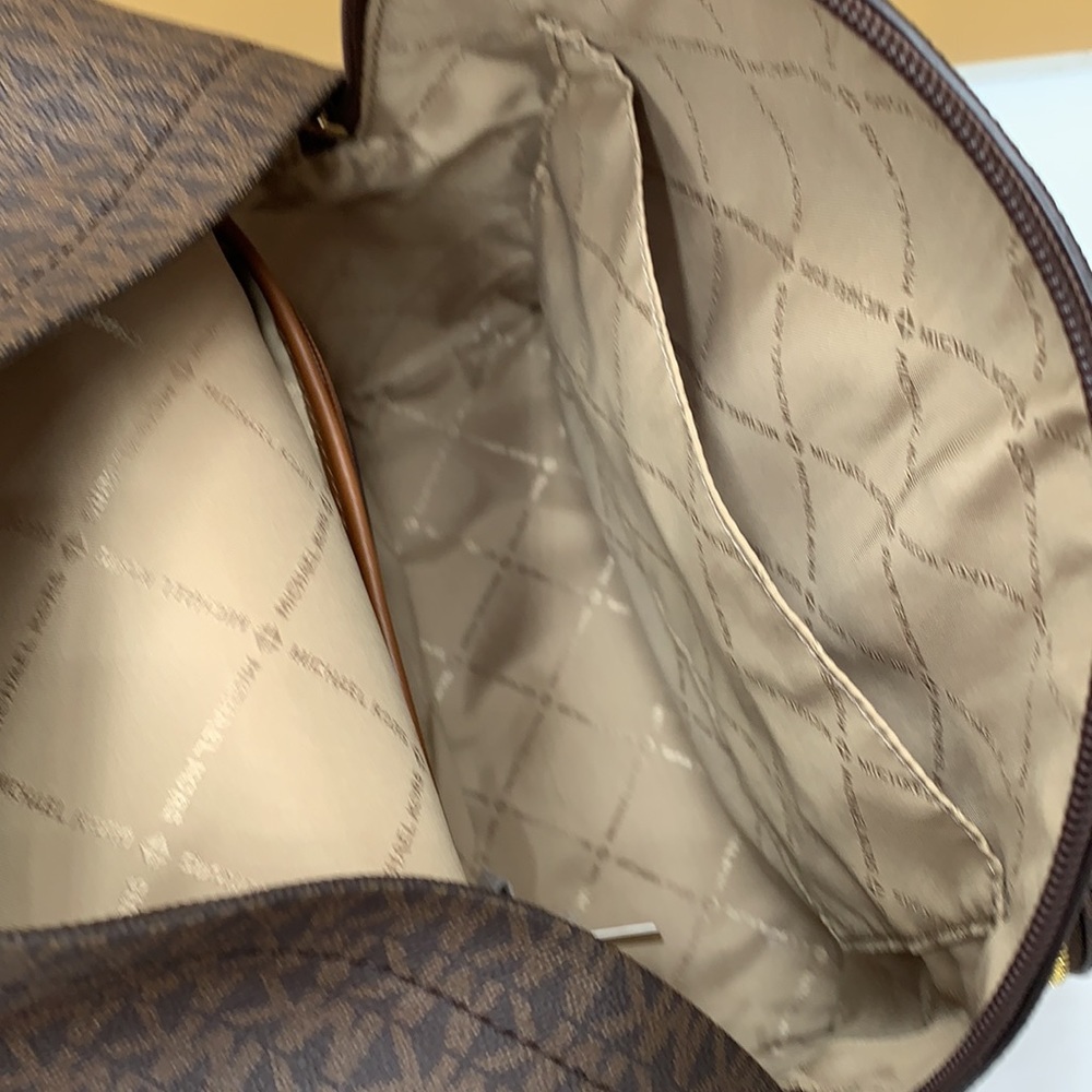 MICHAEL KORS BROWN SIGNATURE COLOR
Maisie Medium Pebbled Leather 2in-1 BackpacK - Picture 14 of 16
